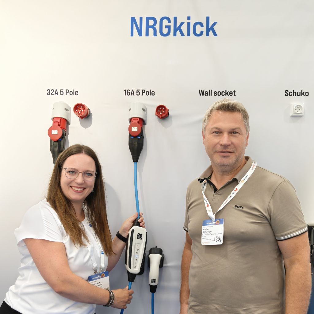 Martin Schweiger von E-Loading Systems am NRGkick-Messestand bei der Beratung zu Ladeinfrastruktur und Dienstwagen-Abrechnung.