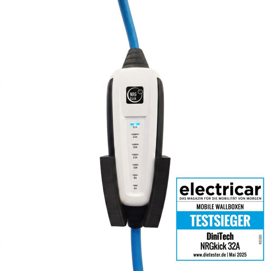 NRGkick 32A mobile Wallbox in schwarzer Wandhalterung mit electricar Testsieger-Siegel 2025