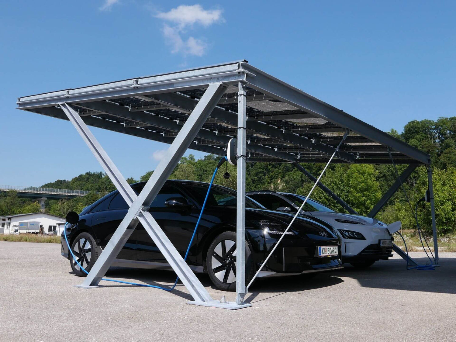 PV Carport mit einem schwarzen und einem weißen Auto